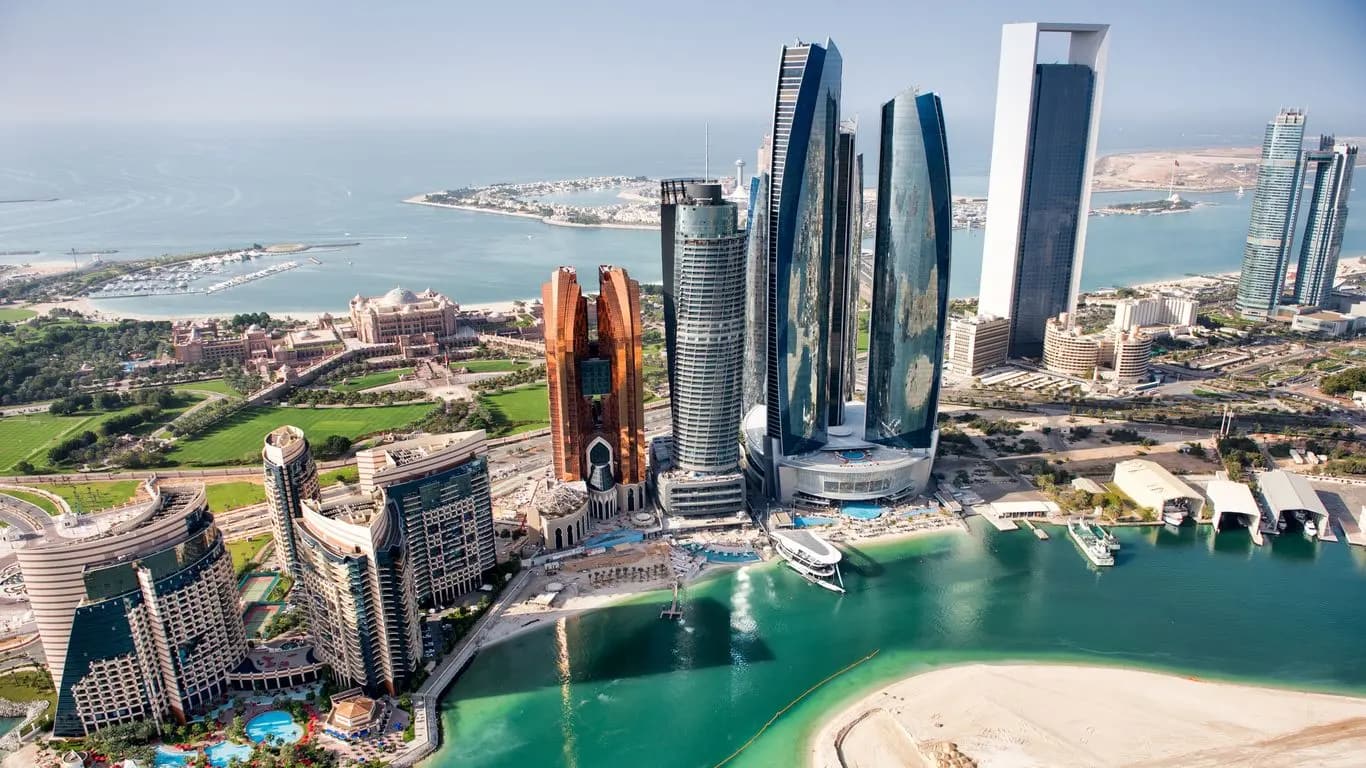 Best places to visit in Abu Dhabi with Sheikh Zayed Grand Mosque, modern skyline, beaches, and cultural landmarks