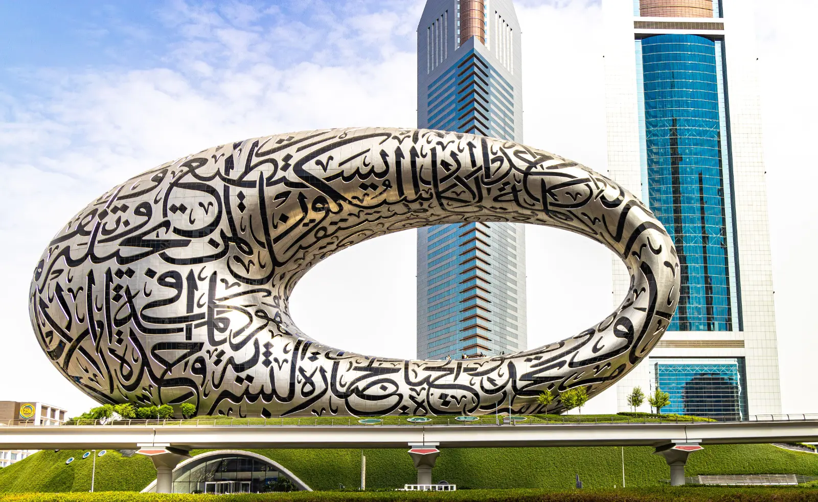 Best places to visit in Dubai with skyline, beaches, souks, and modern landmarks